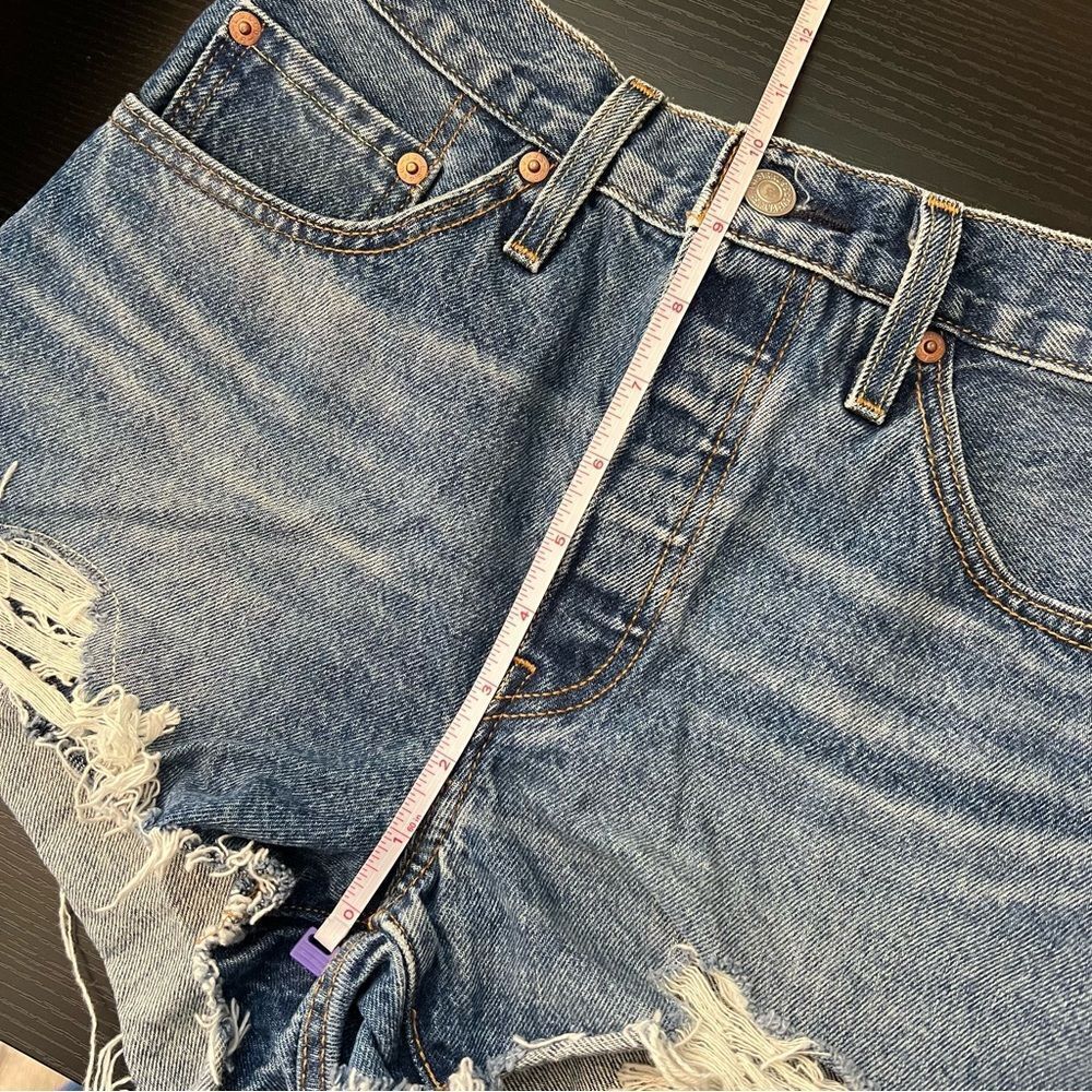 ✨ Levi’s Women’s 501 Distressed Shorts 27 - Picture 11 of 12